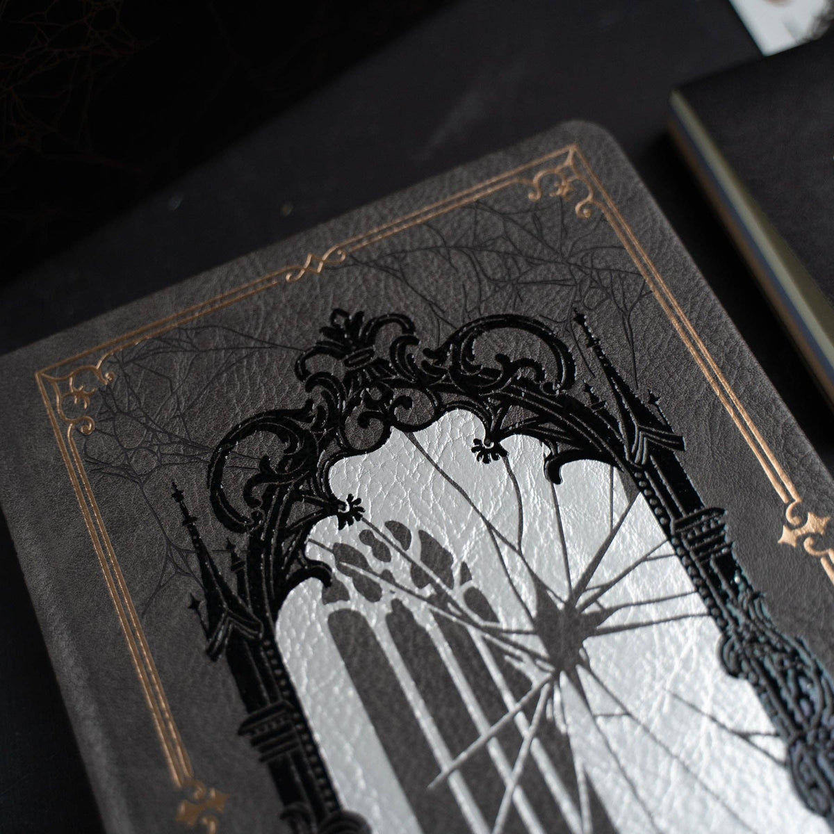 Halloween Box 2026: Whispering Walls