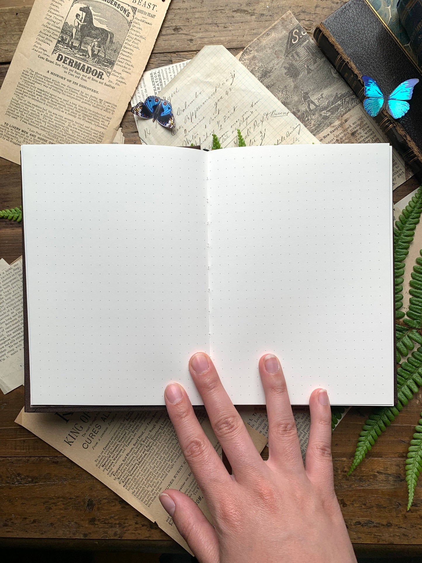 🌙 The Wanderer B6 Vegan Dot Grid Notebook - Gold