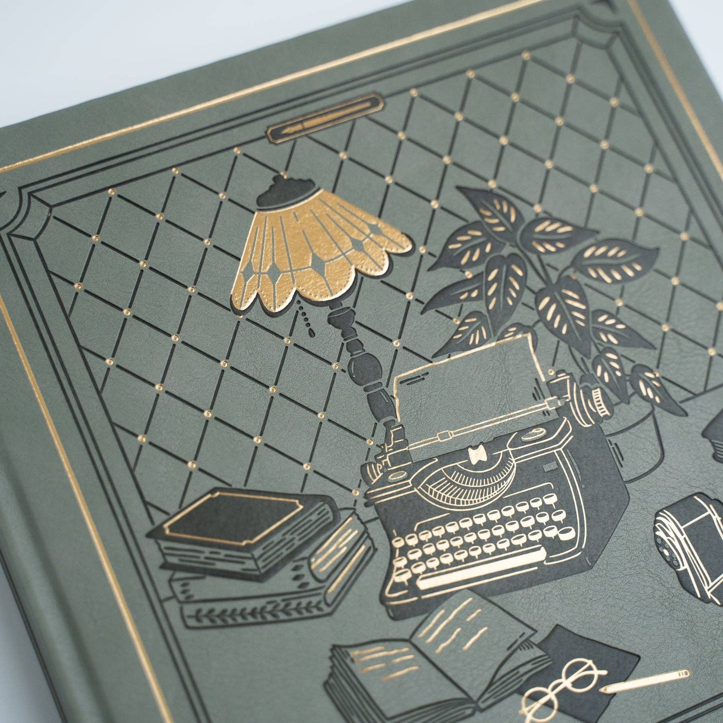 The Writer's Desk Notebook: Dot Grid / TN: 144 Pages