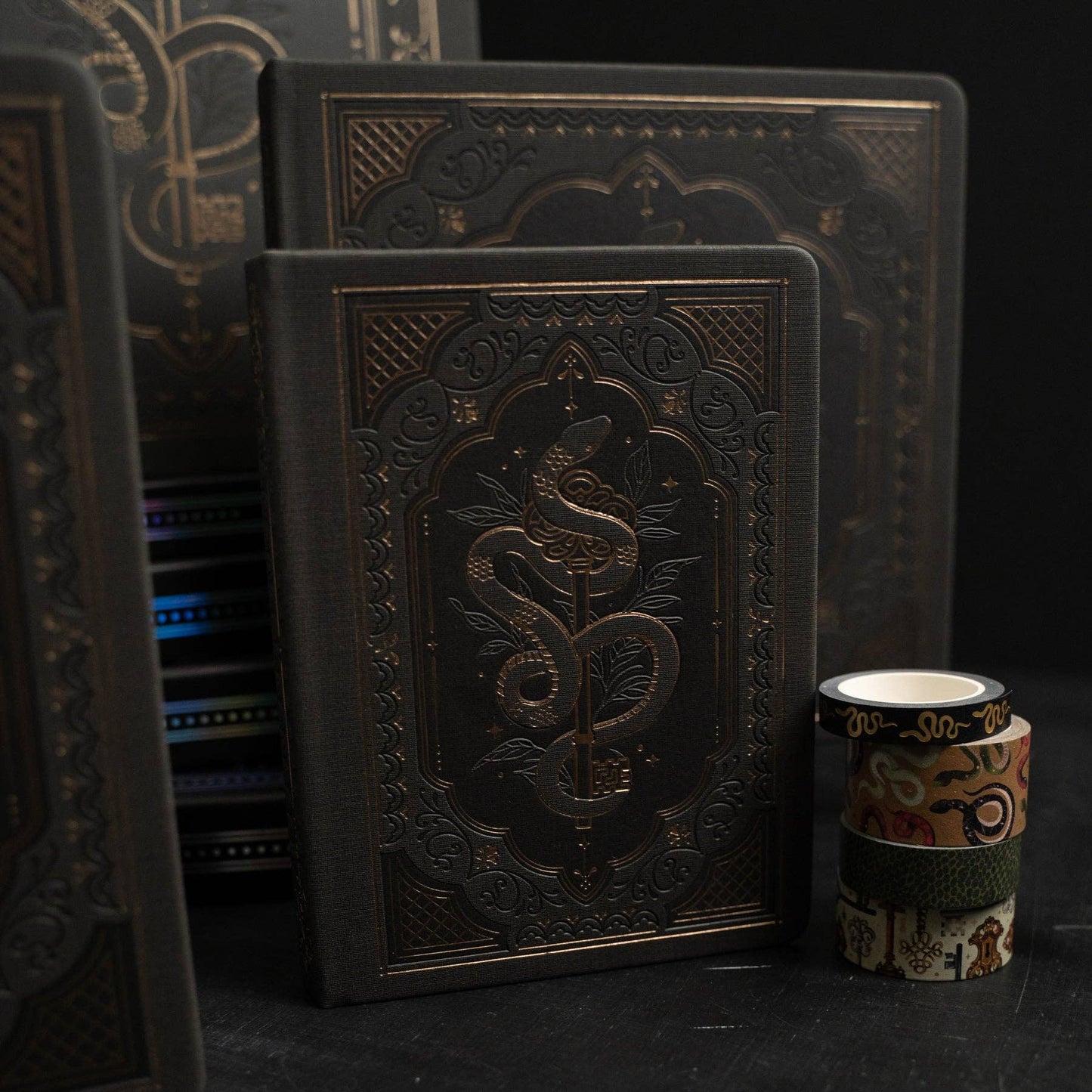 Coiled Key Dot Grid Notebook: Black / B5: 160 Pages