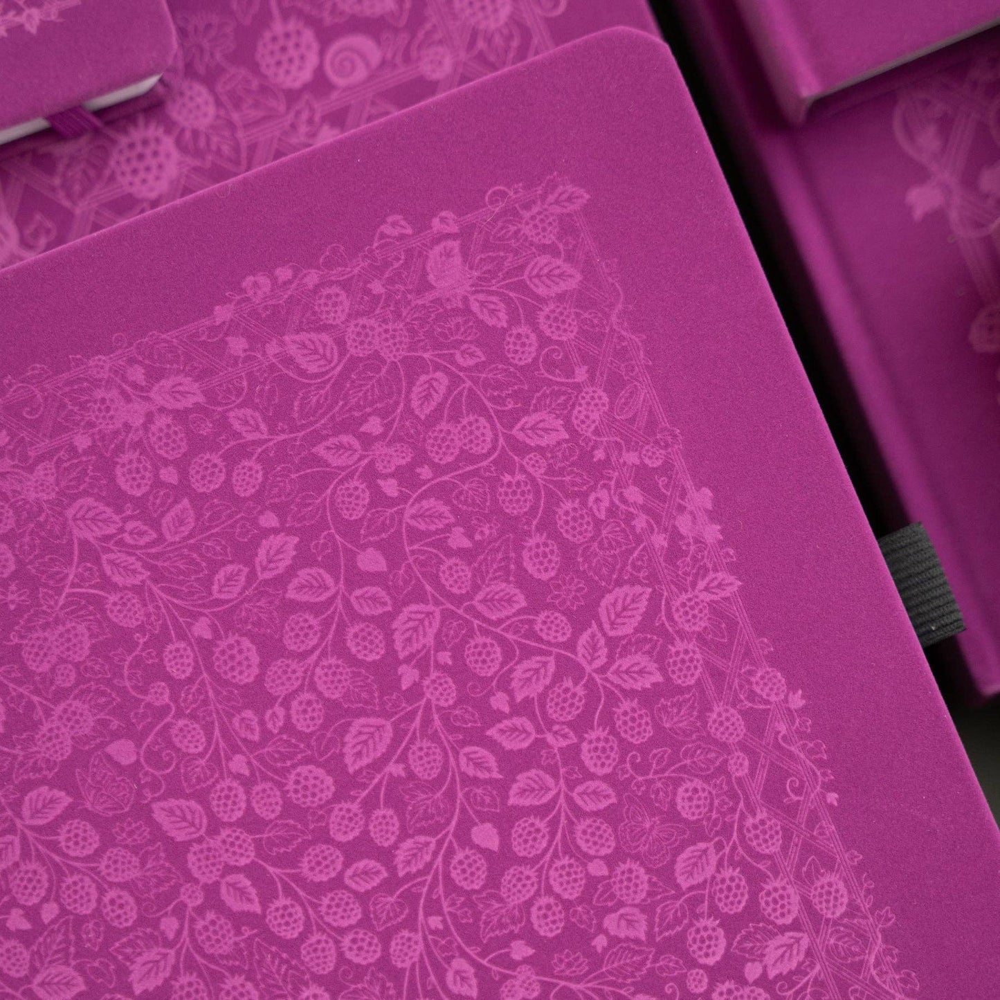 Berries & Vines | Notebook: Dot Grid / TN: 144 Pages