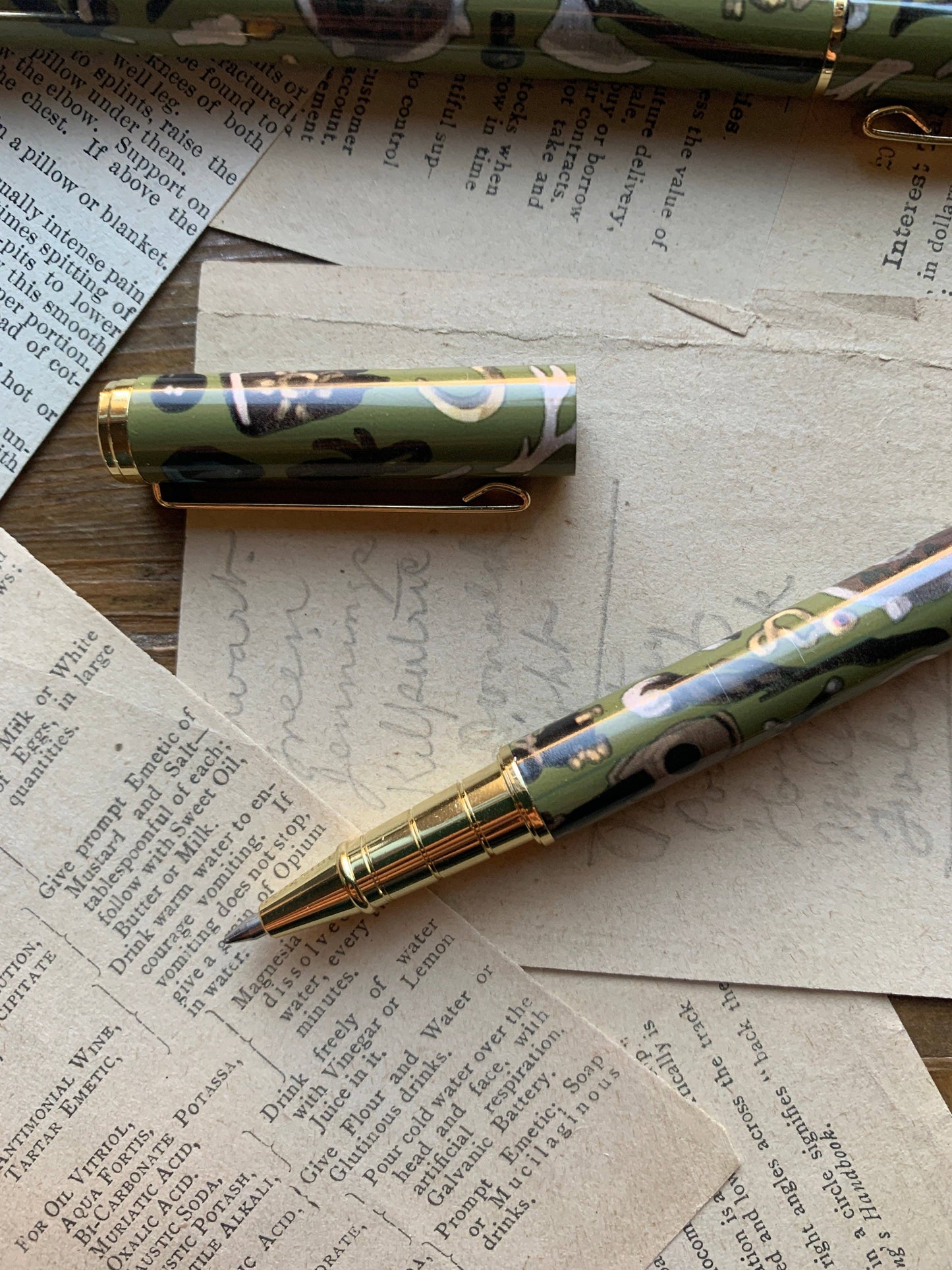 Adventurers pack refillable gel pen