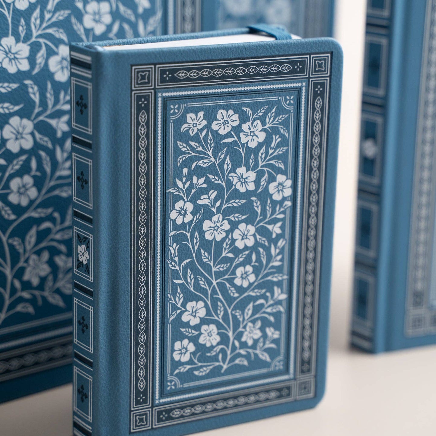 Wild Periwinkle Notebook: Dot Grid / B5: 160 Pages